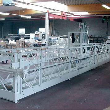 Hangbrug met telescopisch werkplatform in onze productieworkshop. Hangbrug met telescopisch werkplatform - Building Maintenance Unit